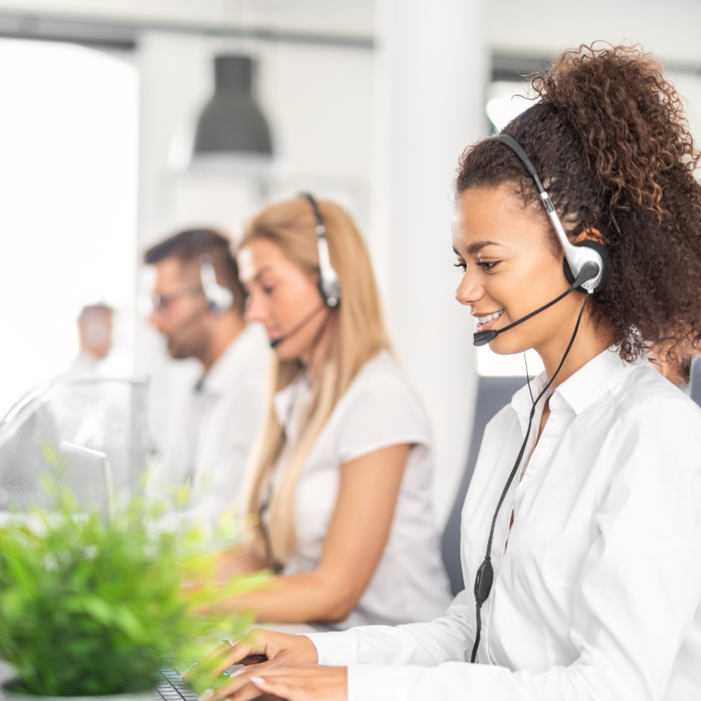 Agentes de call center atendiendo clientes mientras sistema de inteligencia conversacional Invokka analiza llamadas y calidad del servicio con IA.