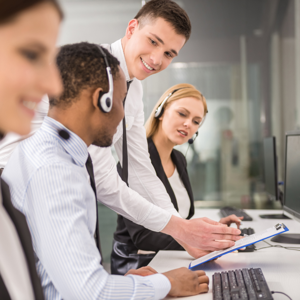 Supervisor revisando desempeño de agentes de call center mientras sistema de inteligencia conversacional Invokka analiza calidad y cumplimiento de llamadas.